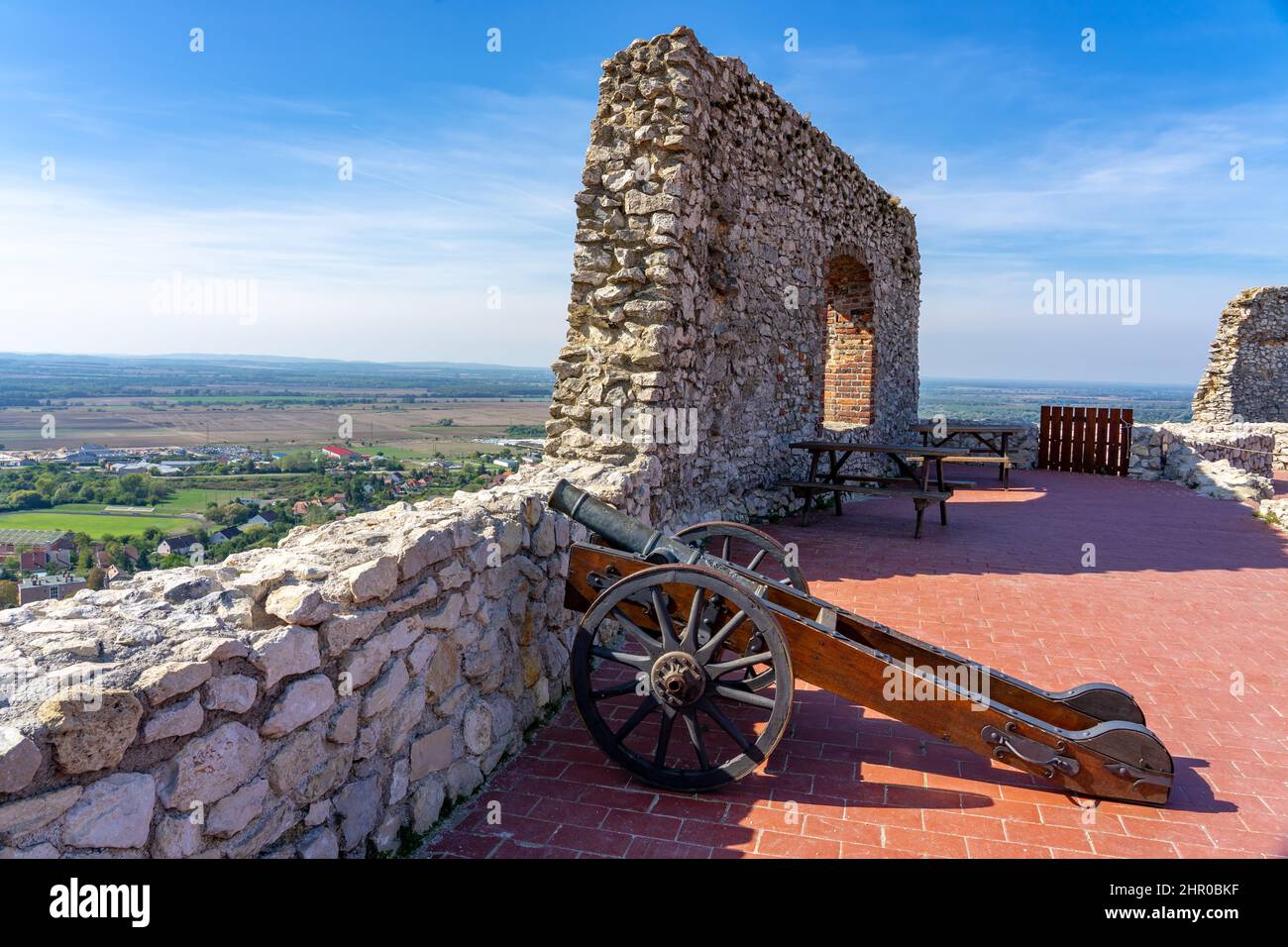 Detail der Burg Sumeg in Ungarn mit Kanone Stockfoto
