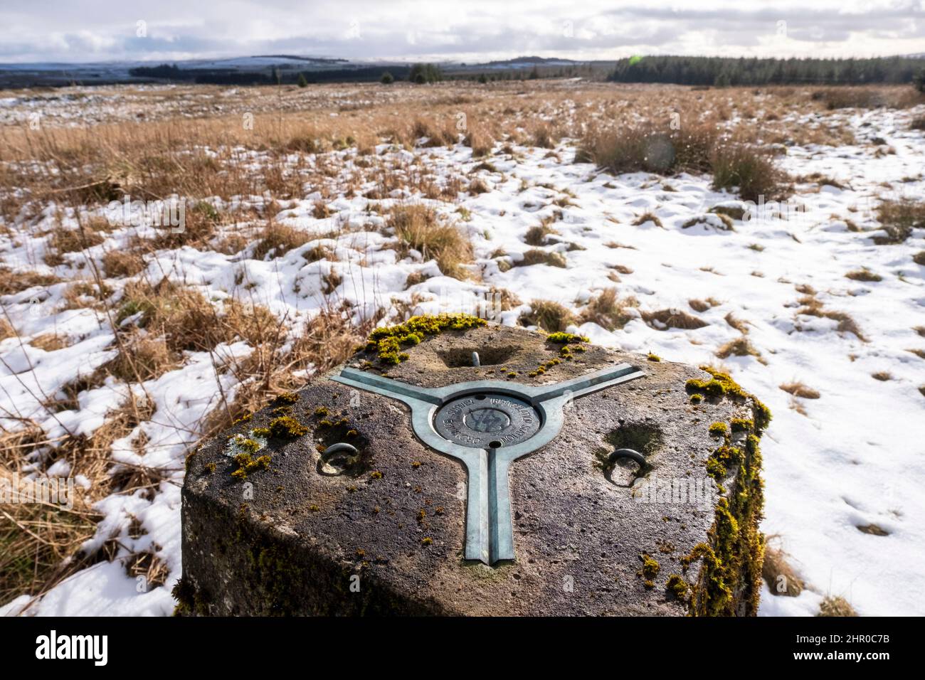 Triangulationssäule auf dem Gipfel des Camilty Hill,(290m) West Lothian, Schottland. Stockfoto