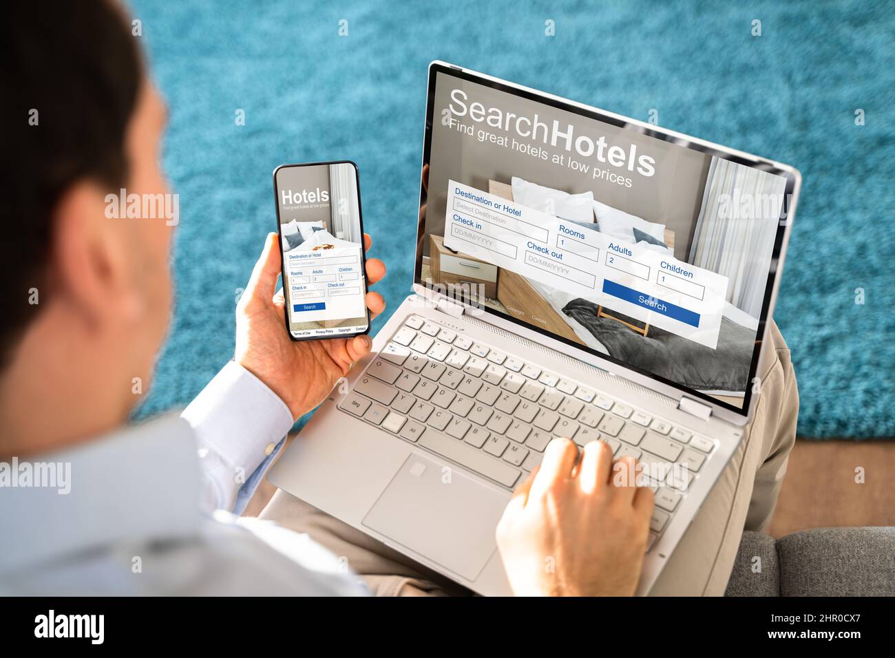 Person, die ein Smartphone mit Online Günstige Preise Hotels Application Stockfoto