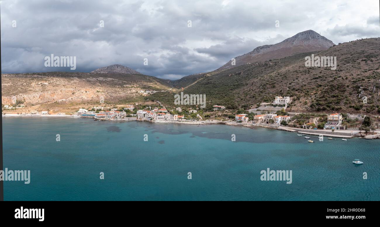Griechenland, Peloponnes. Laconia Mani New Oitylo Fischerdorf am Meer unter starkem Wolkenhimmel, Luftaufnahme Stockfoto