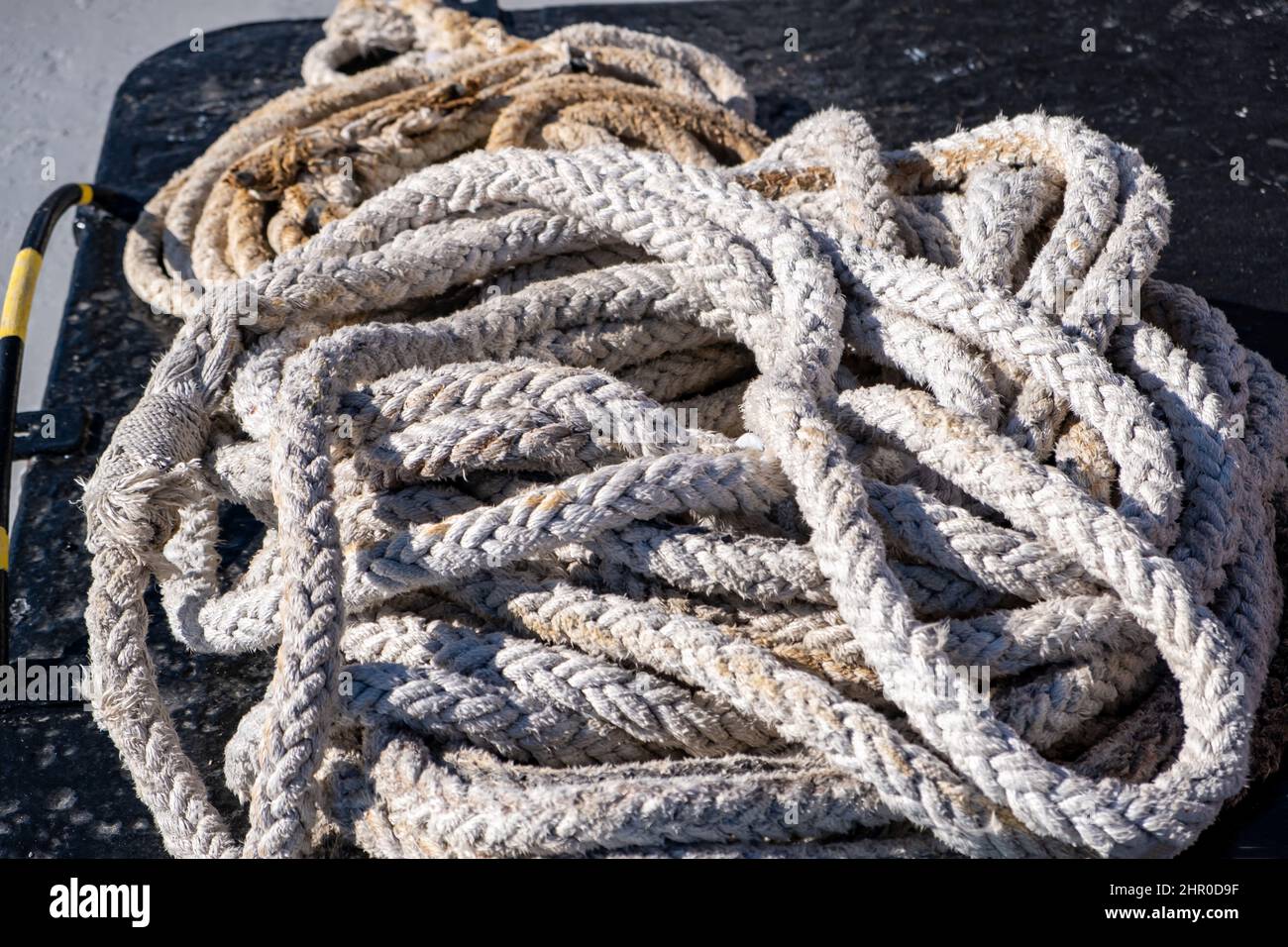 Bootsseil alt abgenutzt, Seil für Schiffsanlegestelle auf dem Hafendock  gestapelt, Nahaufnahme von oben Stockfotografie - Alamy