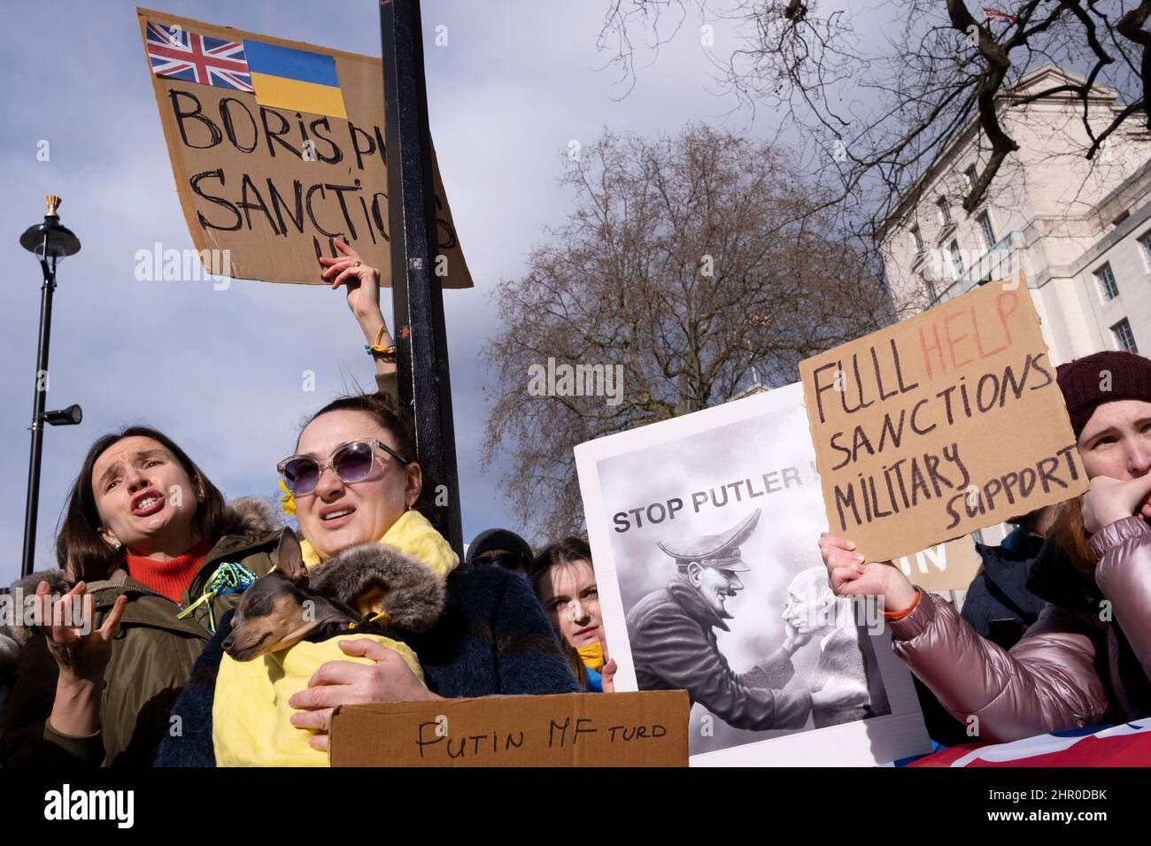 Nach dem russischen Einmarsch in die Ukraine über Nacht protestieren die Ukrainer am 24th. Februar 2022 in London, England, gegenüber der Downing Street. Stockfoto