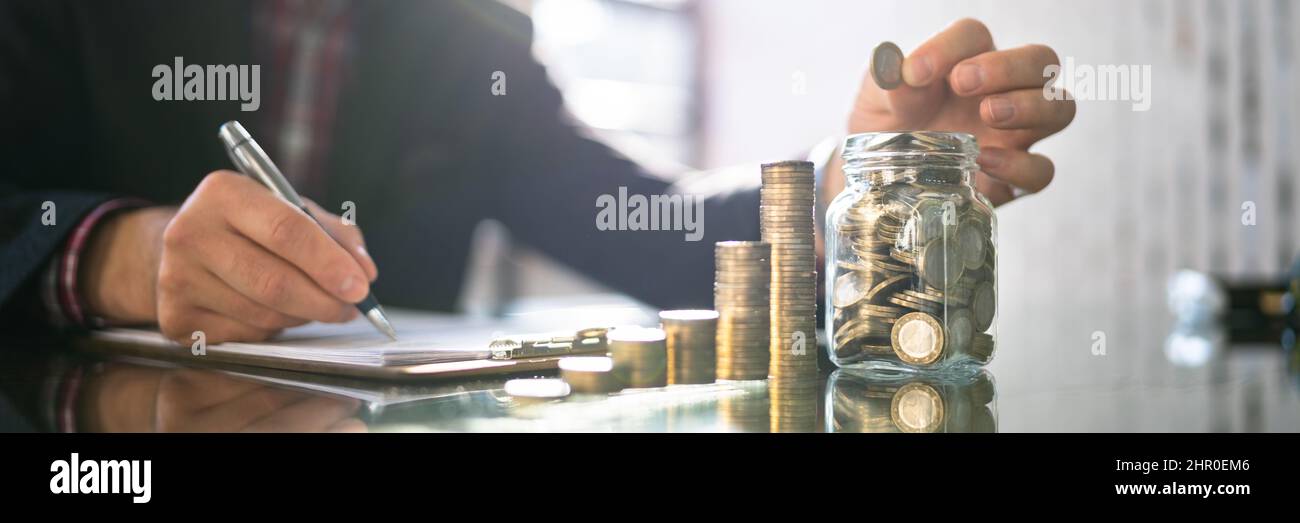 Pensionsfonds-Jar. Münzen Und Inflation. Geldeinzahlung Stockfoto
