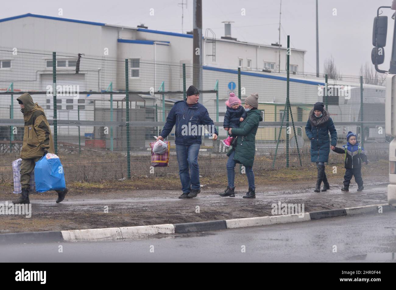 Rostow, Russland. 24th. Februar 2022. Flüchtlinge aus Donbass kommen am 24. Februar 2022 in der Region Rostov, Russland, an. Quelle: Andrey Bok/Xinhua/Alamy Live News Stockfoto