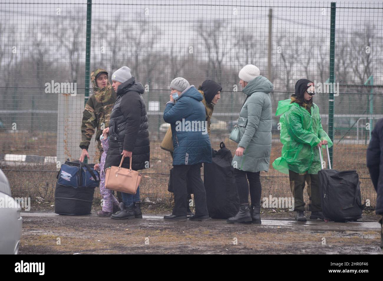Rostow, Russland. 24th. Februar 2022. Flüchtlinge aus Donbass kommen am 24. Februar 2022 in der Region Rostov, Russland, an. Quelle: Andrey Bok/Xinhua/Alamy Live News Stockfoto