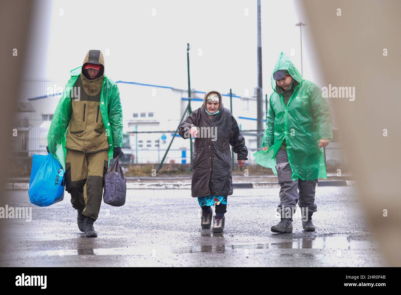 Rostow, Russland. 24th. Februar 2022. Eine Frau aus Donbass kommt am 24. Februar 2022 in der Region Rostov, Russland, an. Quelle: Andrey Bok/Xinhua/Alamy Live News Stockfoto