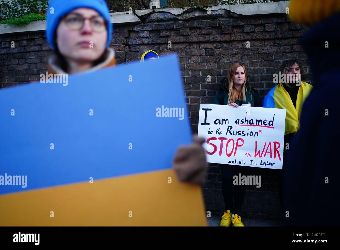 Eine Frau, die behauptet, Tatar (Zentrum) zu sein, eine aus der Wolga-Ural-Region in Russland stammende türkische Volksgruppe, protestiert vor der russischen Botschaft in Kensington, London, gegen die russische Invasion in der Ukraine. Bilddatum: Donnerstag, 24. Februar 202. Stockfoto