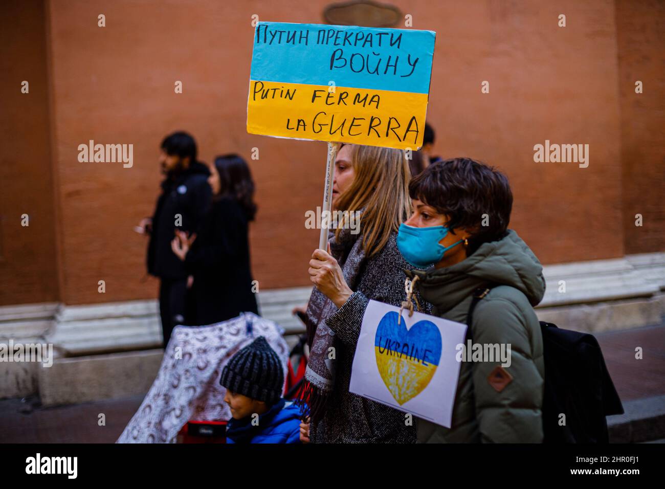 Bologna, ITALIEN. 24. Februar 2022. Demonstranten in Bologna (Italien) demonstrieren gegen die russische Invasion der Ukraine Credit: Massimiliano Donati/Alamy Live News Stockfoto