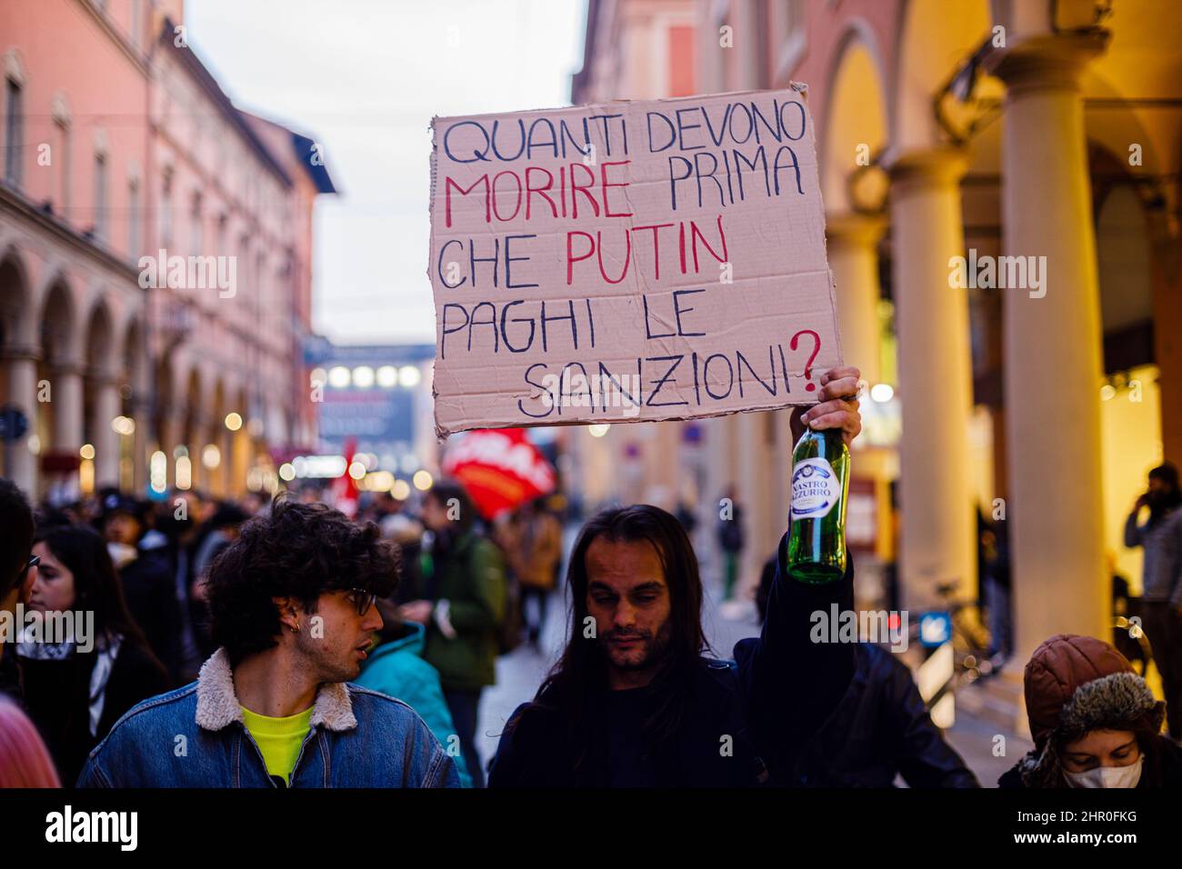 Bologna, ITALIEN. 24. Februar 2022. Demonstranten in Bologna (Italien) demonstrieren gegen die russische Invasion der Ukraine Credit: Massimiliano Donati/Alamy Live News Stockfoto