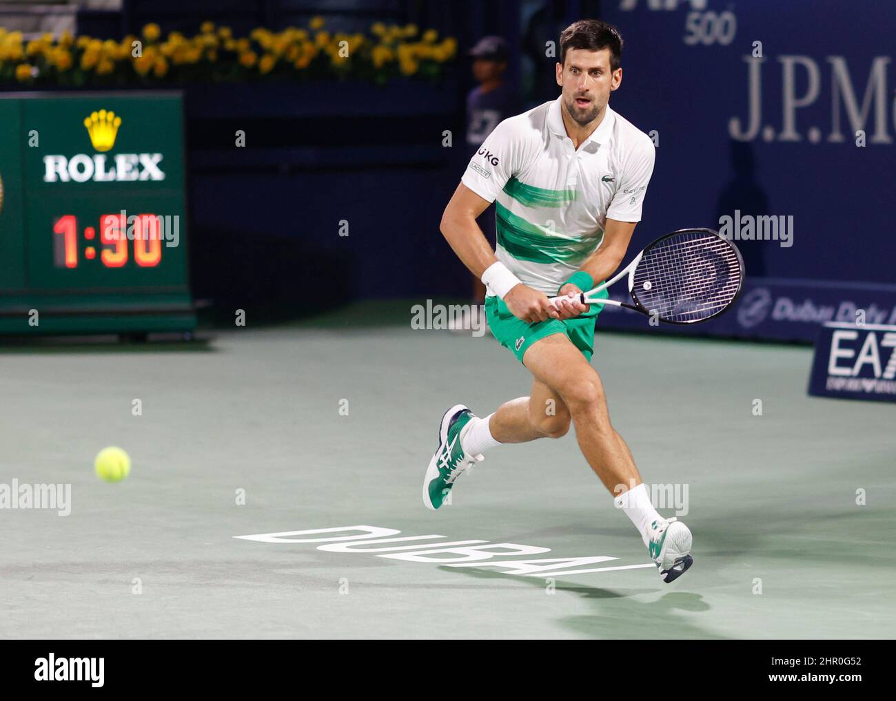 Dubai, VAE, 24rd.Feb, 2022. Der serbische Tennisspieler Novak Djokovic in Aktion beim Dubai Duty Free Tennis Championships Turnier im Dubai Duty Free Tennis Stadium am Donnerstag, 24. Februar 2022., © Juergen Hasenkopf / Alamy Live News Stockfoto