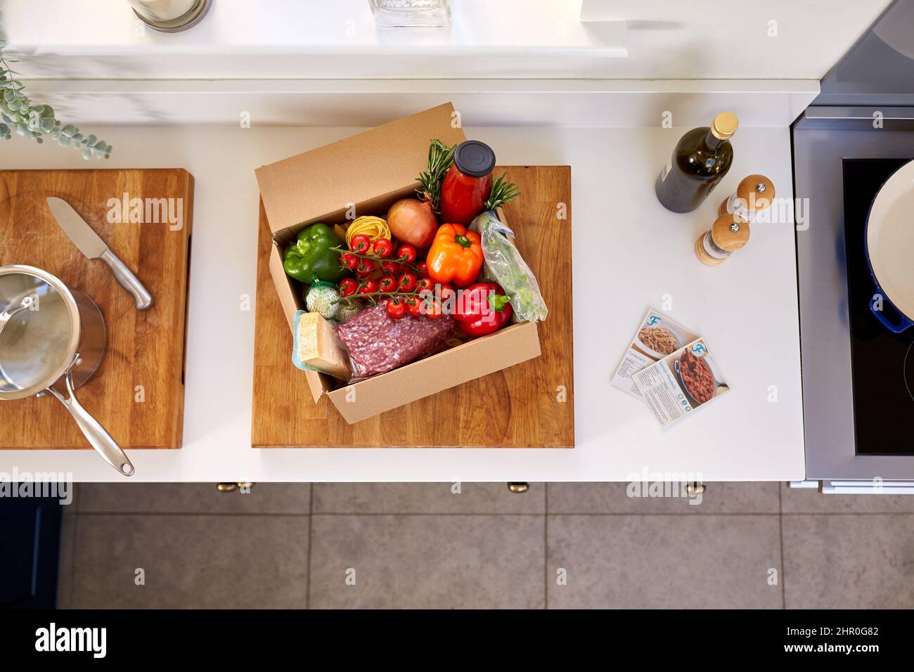 Overhead Shot Von Rezeptkarten Mit Online-Mahlzeit Food Rezept Kit Mit Zutaten Nach Hause Geliefert Stockfoto