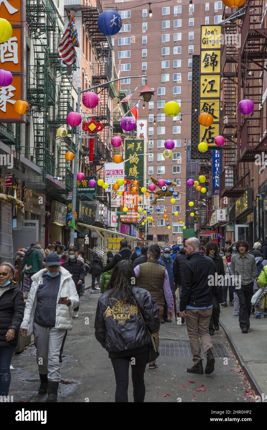 Menschenmassen auf und um die Mott Street begrüßen das Jahr des Löwen 2022 während der chinesischen Neujahrsfeiern in Chinatown, NYC. Stockfoto