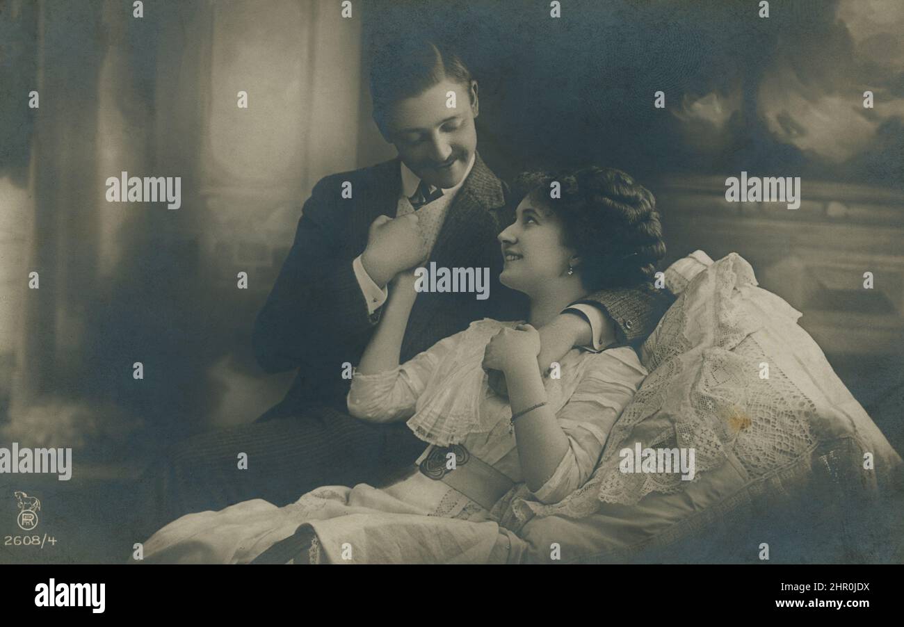 Mann und Frau schauen sich mit Liebe an. Schwarz-Weiß-Retro-Fotografie. Stockfoto