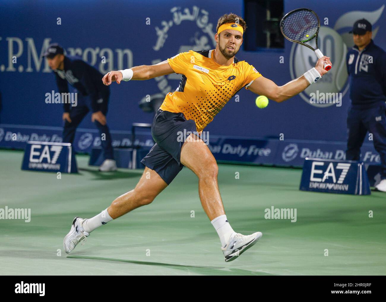 Dubai, VAE, 24th.Feb, 2022. Der tschechische Tennisspieler Jiri Vesely in Aktion beim Turnier der Dubai Duty Free Tennis Championships im Dubai Duty Free Tennis Stadium am Donnerstag, 24. Februar 2022., © Juergen Hasenkopf / Alamy Live News Stockfoto
