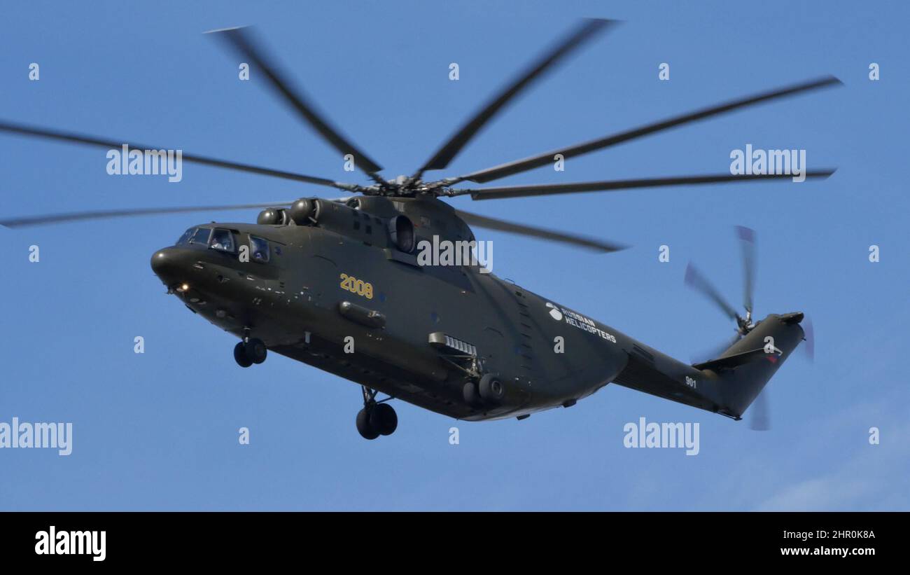 Moskau Russland 26. AUGUST 2015 Mil Mi-26 Halo sowjetischer Schwertransportshubschrauber im Flug am blauen Himmel. MIL Mi-26 Halo ist der größte und leistungsstärkste Hubschrauber der Welt. Stockfoto