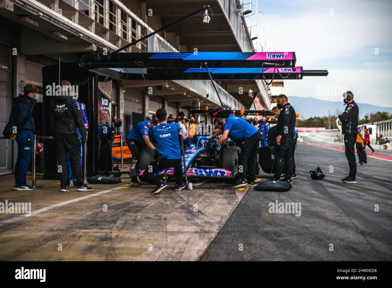 Barcelona, Spanien. 24. Februar 2022: ESTEBAN OCON (FRA) vom Team Alpine in seinem A522. Lauf während eines Boxenstopps am zweiten Tag des Formel-1-Wintertests auf dem Circuit de Catalunya Stockfoto