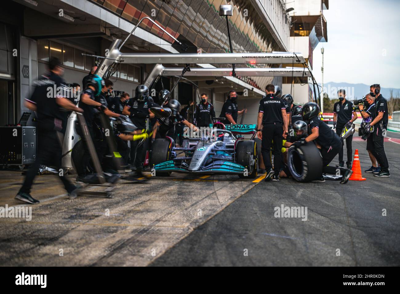 Barcelona, Spanien. 24. Februar 2022: GEORGE RUSSEL (GBR) vom Team Mercedes in seinem W13 während eines Boxenstopps am zweiten Tag des Formel-1-Wintertests auf dem Circuit de Catalunya Stockfoto