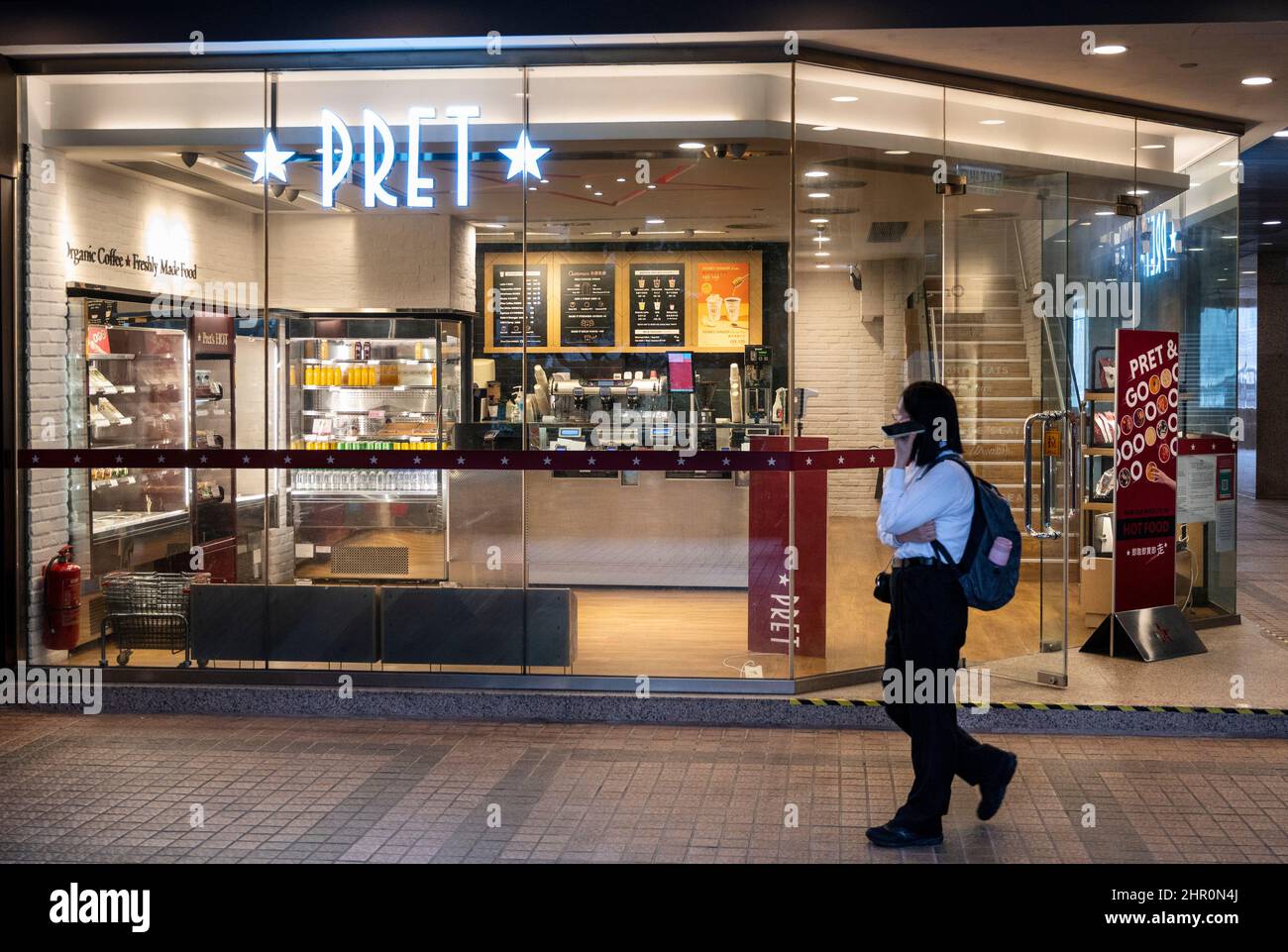 Hongkong, China. 28th Januar 2022. Ein Fußgänger geht an der britischen multinationalen Sandwich-Shop-Kette Pret A Manger in Hongkong vorbei. (Bild: © Budrul Chukrut/SOPA Images via ZUMA Press Wire) Stockfoto