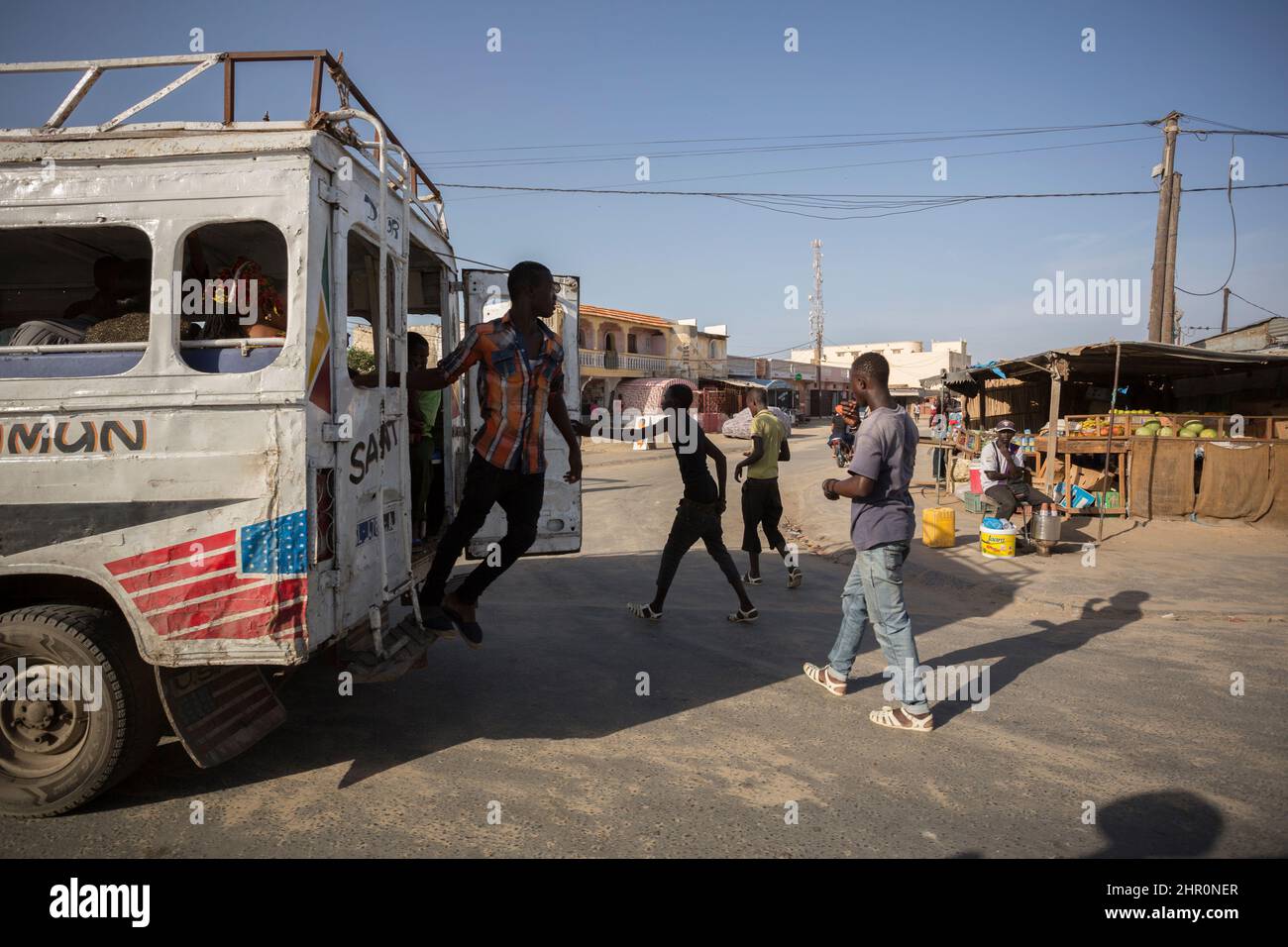 Die Bewohner von Saint Louis, im nördlichen Senegal, pendeln mit öffentlichen Verkehrsmitteln. Stockfoto