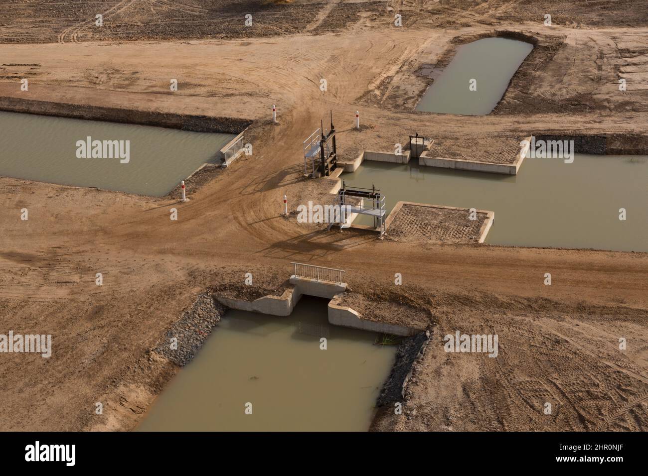 Die verbesserte Bewässerungs- und Transportinfrastruktur im Senegal-Flussdelta hilft den Landwirten, ihre Betriebe zu bewässern und ihre Pflanzen auf den Markt zu bringen. Stockfoto