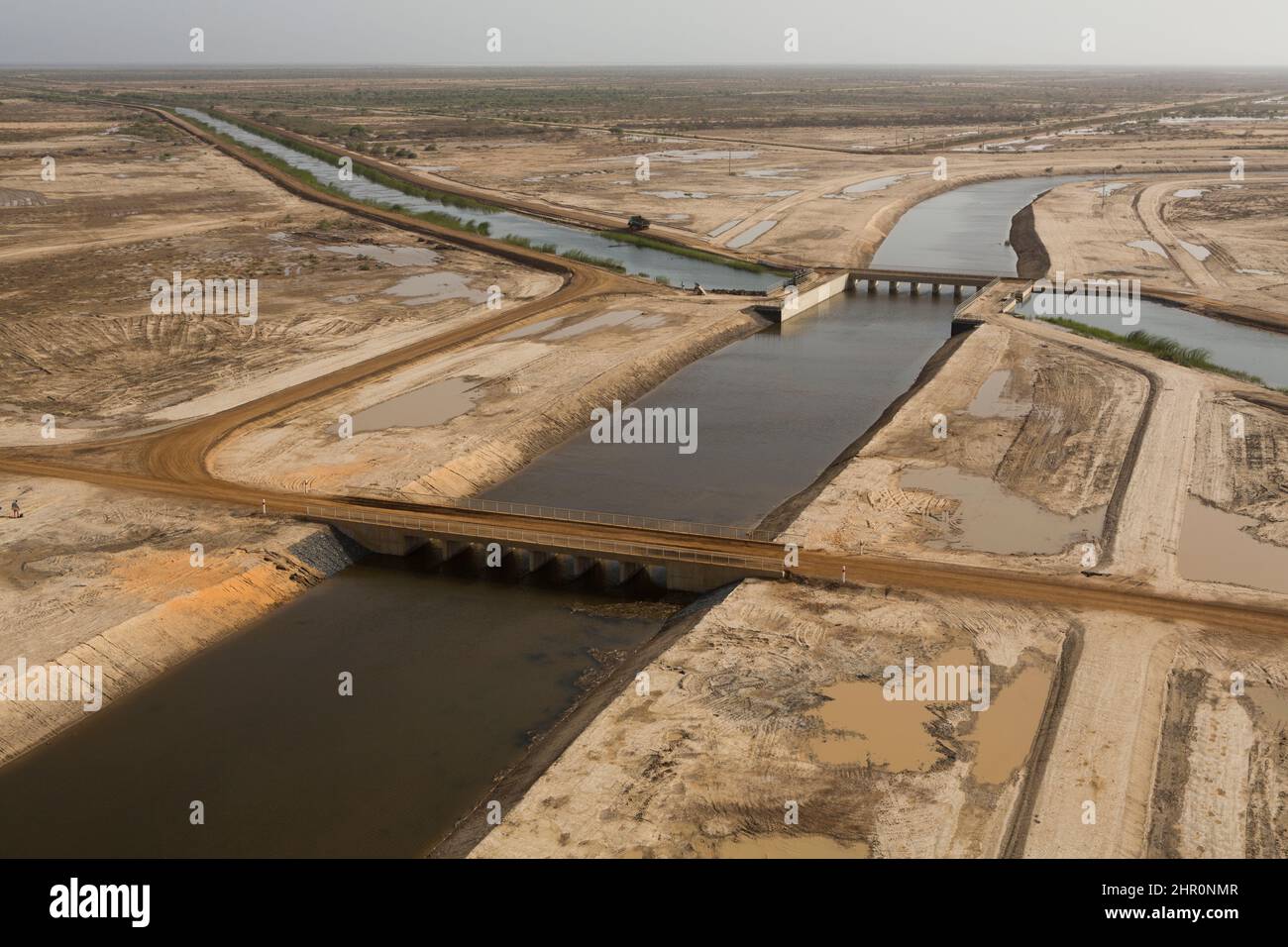 Die verbesserte Bewässerungs- und Transportinfrastruktur im Senegal-Flussdelta hilft den Landwirten, ihre Betriebe zu bewässern und ihre Pflanzen auf den Markt zu bringen. Stockfoto