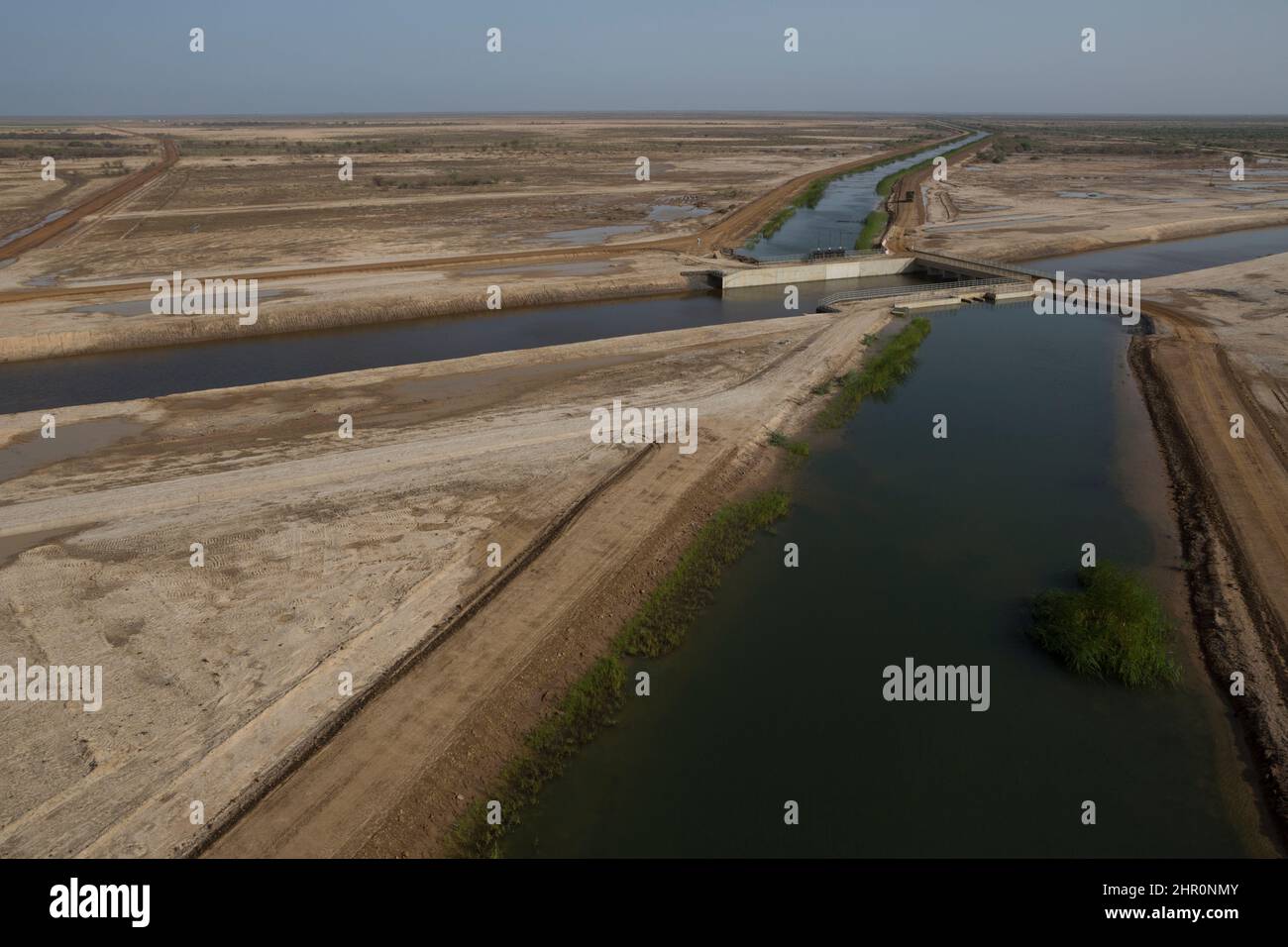 Die verbesserte Bewässerungs- und Transportinfrastruktur im Senegal-Flussdelta hilft den Landwirten, ihre Betriebe zu bewässern und ihre Pflanzen auf den Markt zu bringen. Stockfoto