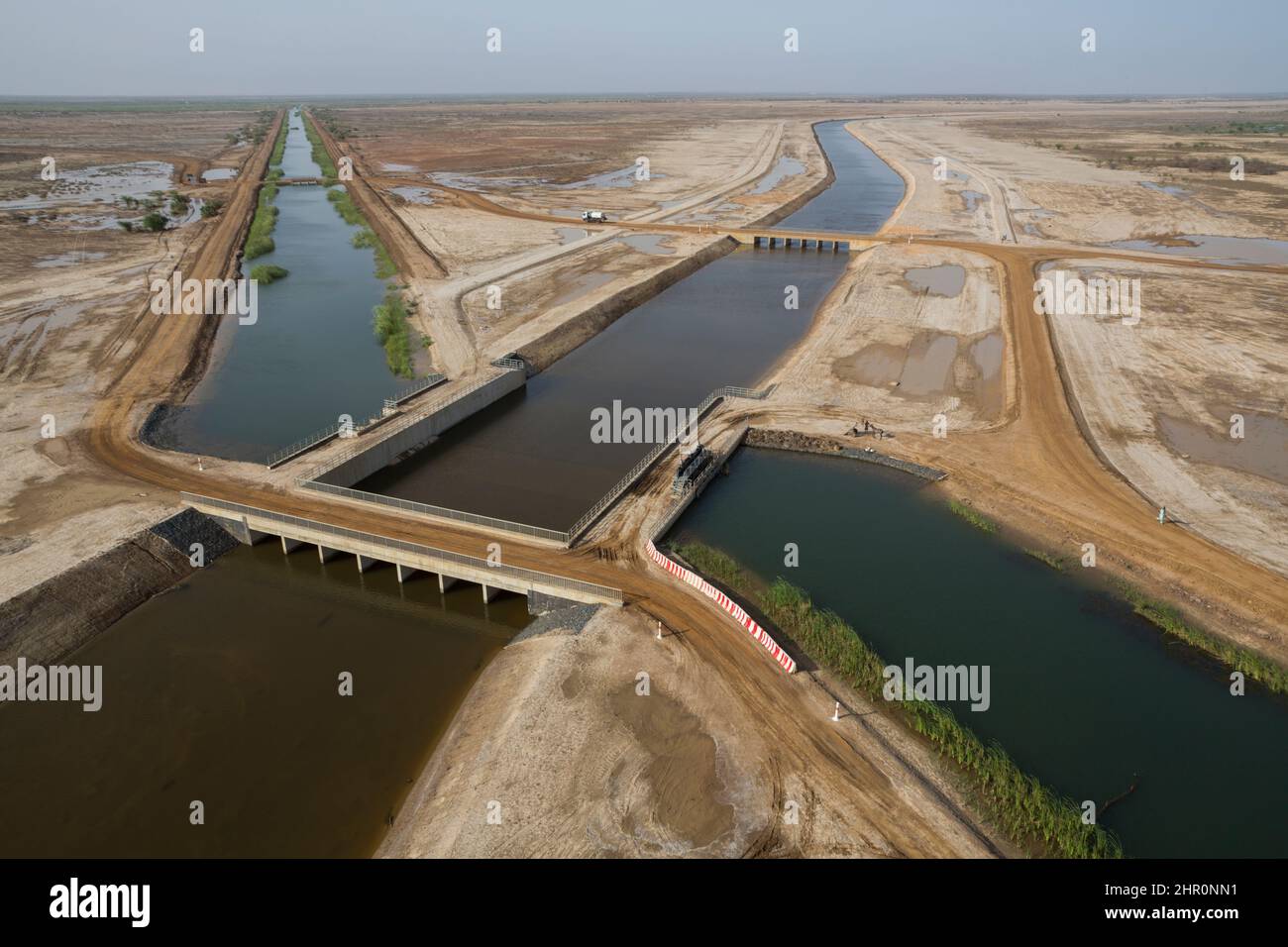 Die verbesserte Bewässerungs- und Transportinfrastruktur im Senegal-Flussdelta hilft den Landwirten, ihre Betriebe zu bewässern und ihre Pflanzen auf den Markt zu bringen. Stockfoto