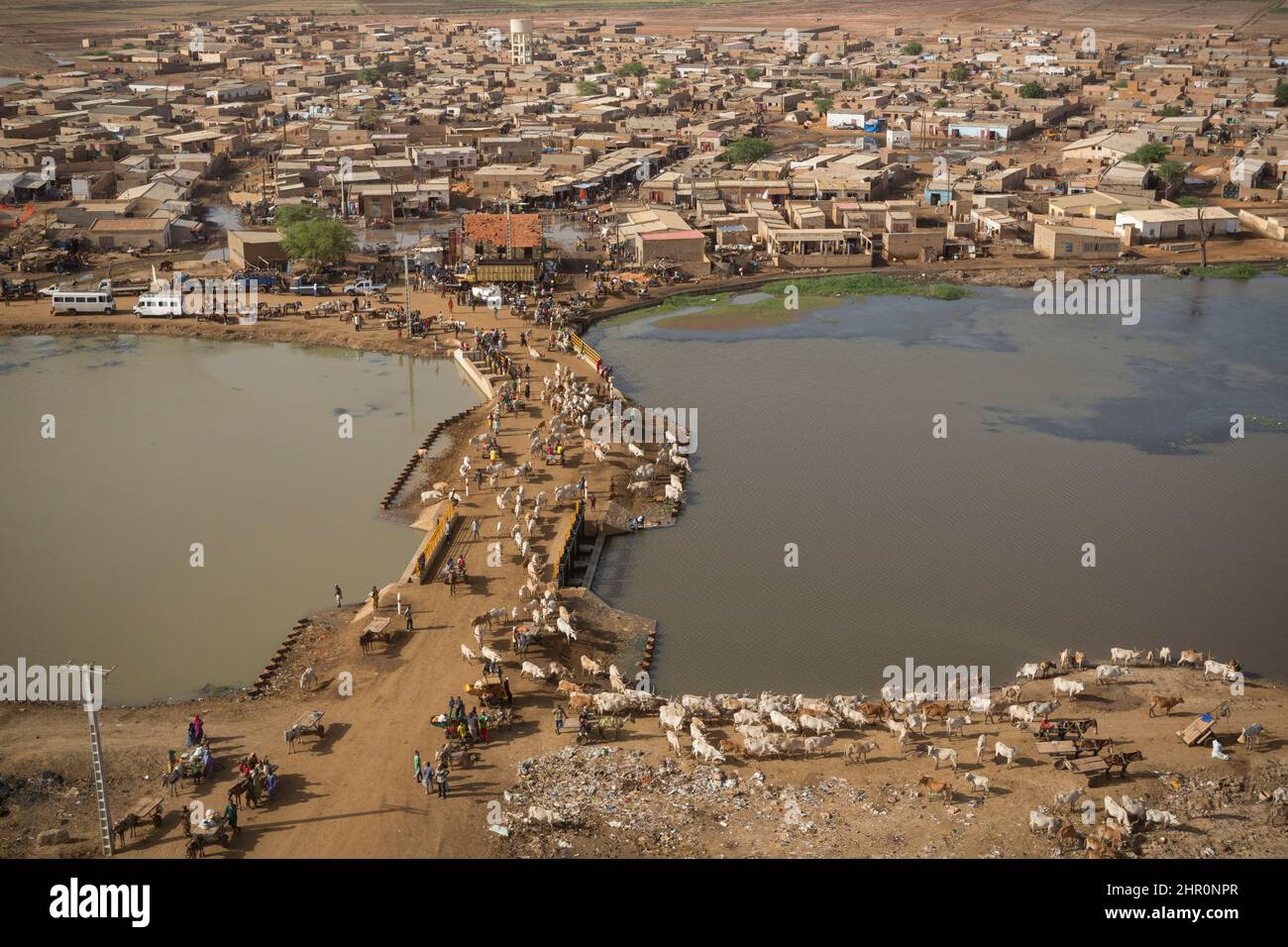 Schleusen in der Stadt Mboundum entlang des Senegal helfen, den Wasserfluss zu den Bewässerungskanälen im Senegal-Flussdelta zu regulieren. Stockfoto