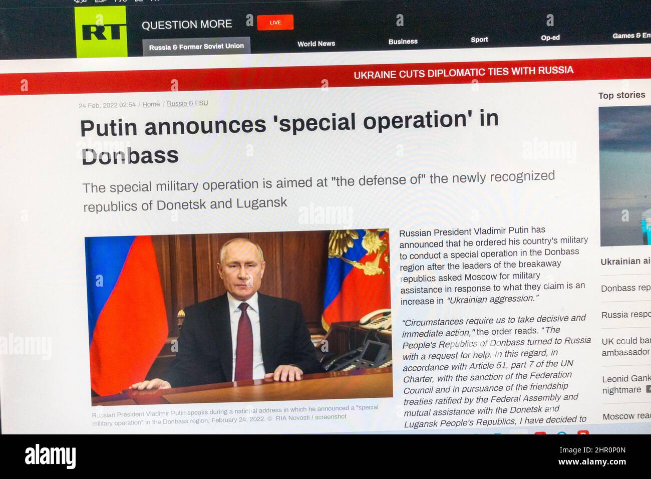 Die RT News-Website titelt die Meldung der „Sonderoperation“ Russlands (oder der russischen Invasion der Ukraine) am 24.. Februar 2022. Stockfoto