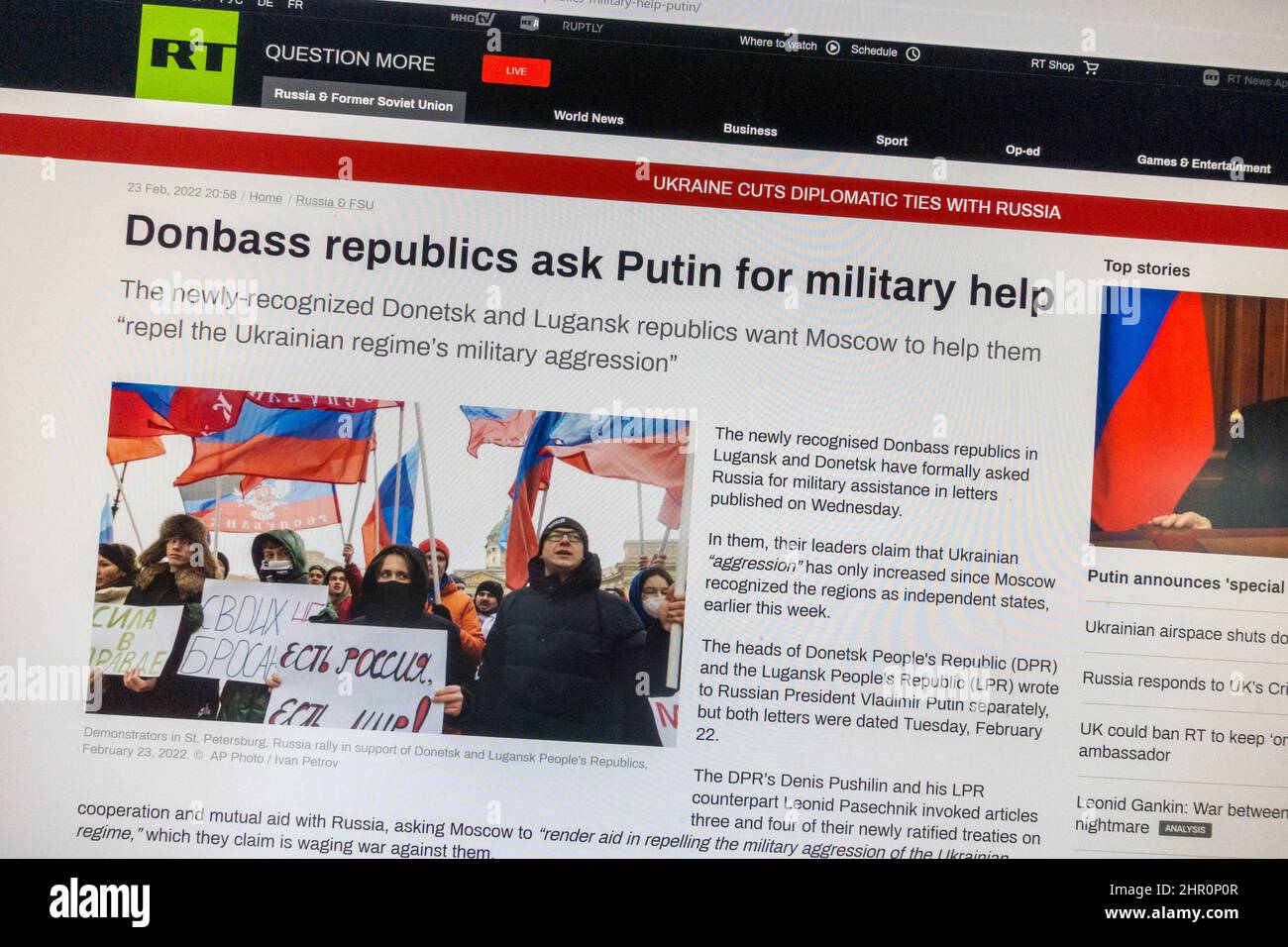 Die RT News-Website titelt die Meldung der „Sonderoperation“ Russlands (oder der russischen Invasion der Ukraine) am 24.. Februar 2022. Stockfoto