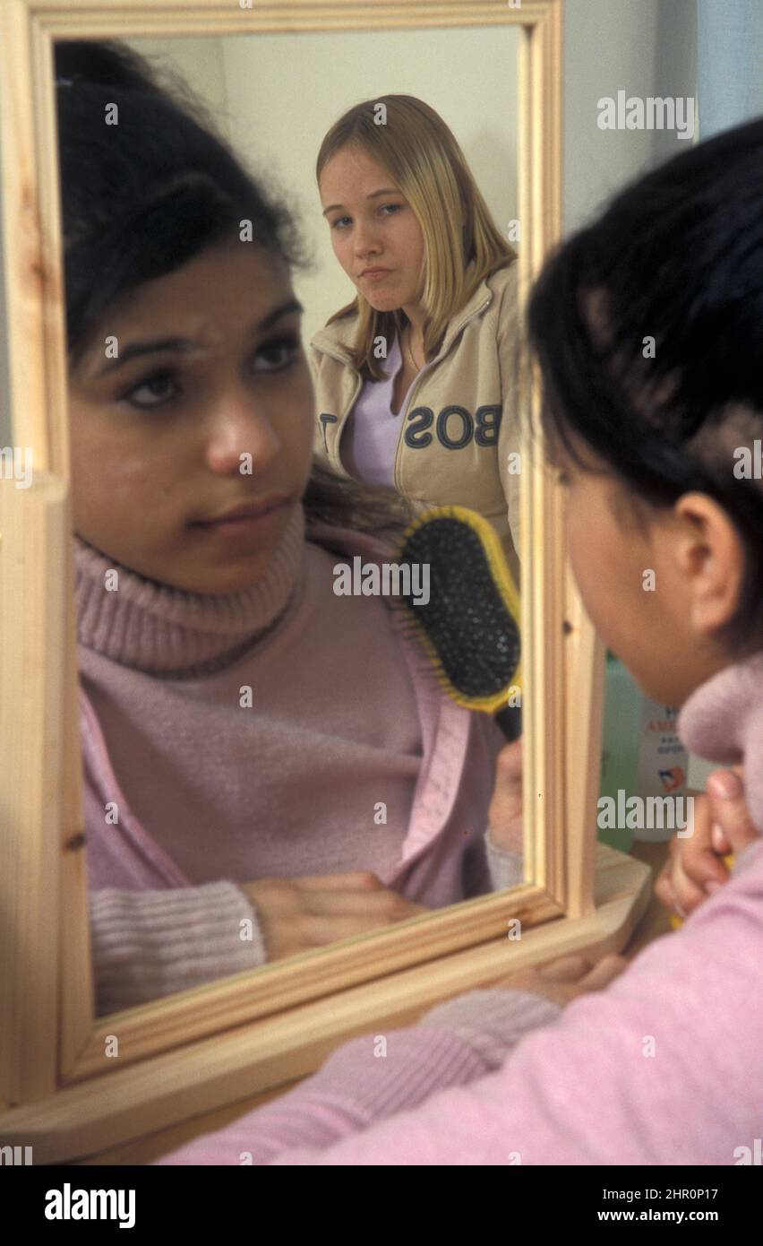 moody Mädchen beobachten Freund Blick auf sich selbst im Spiegel Stockfoto