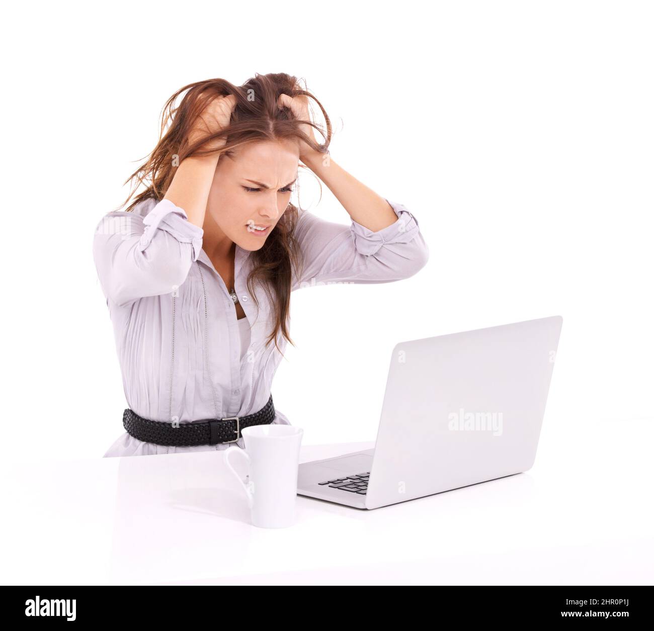 Oh, kein Virus. Frustrierte Geschäftsfrau mit einem Laptop vor sich – isoliert auf Weiß. Stockfoto