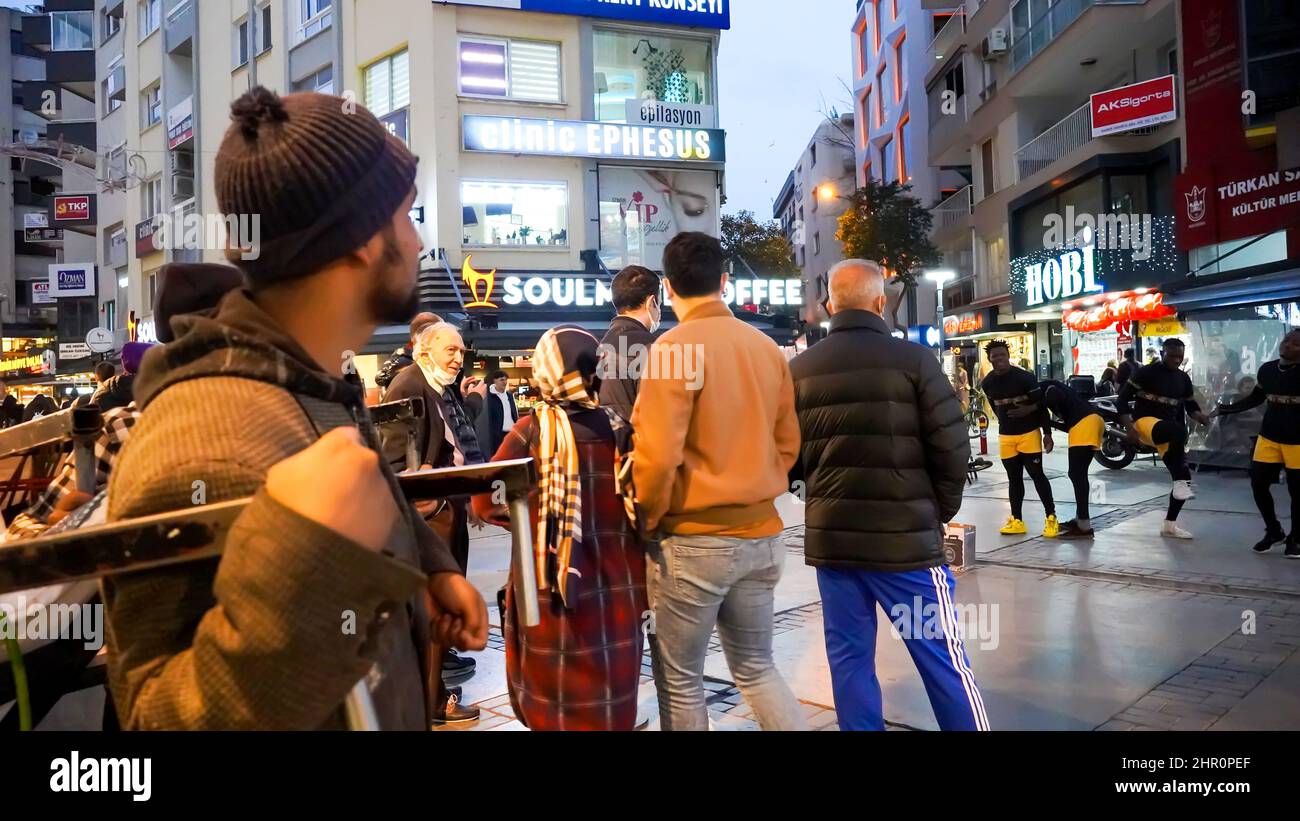 Izmir, Türkei. 21st. Februar 2022. Alltag mit zufälligem Volk aus verschiedenen kulturellen und wirtschaftlichen Ebenen im beliebtesten Stadtteil Izmir in Alsancak in der Türkei. (Foto von Idil Toffolo/Pacific Press) Quelle: Pacific Press Media Production Corp./Alamy Live News Stockfoto