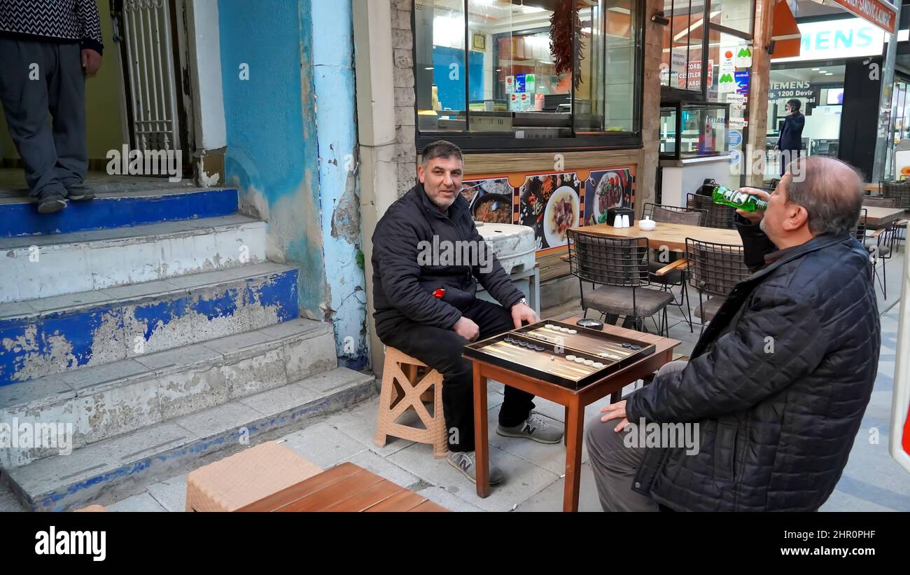 Izmir, Türkei. 21st. Februar 2022. Alltag mit zufälligem Volk aus verschiedenen kulturellen und wirtschaftlichen Ebenen im beliebtesten Stadtteil Izmir in Alsancak in der Türkei. (Foto von Idil Toffolo/Pacific Press) Quelle: Pacific Press Media Production Corp./Alamy Live News Stockfoto