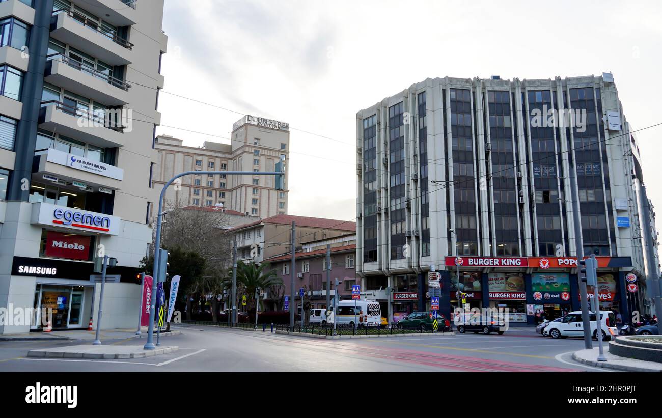 Izmir, Türkei. 21st. Februar 2022. Alltag mit zufälligem Volk aus verschiedenen kulturellen und wirtschaftlichen Ebenen im beliebtesten Stadtteil Izmir in Alsancak in der Türkei. (Foto von Idil Toffolo/Pacific Press) Quelle: Pacific Press Media Production Corp./Alamy Live News Stockfoto