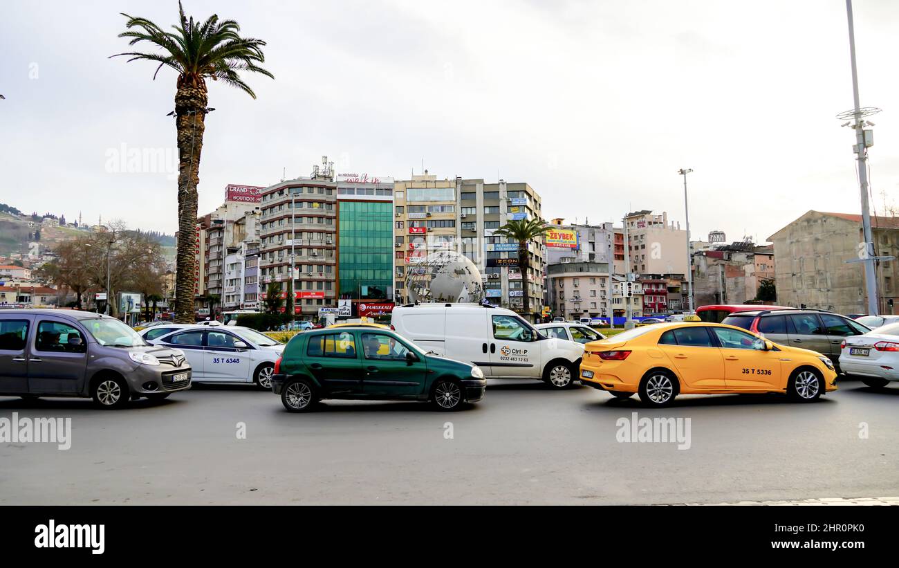 Izmir, Türkei. 21st. Februar 2022. Alltag mit zufälligem Volk aus verschiedenen kulturellen und wirtschaftlichen Ebenen im beliebtesten Stadtteil Izmir in Alsancak in der Türkei. (Foto von Idil Toffolo/Pacific Press) Quelle: Pacific Press Media Production Corp./Alamy Live News Stockfoto