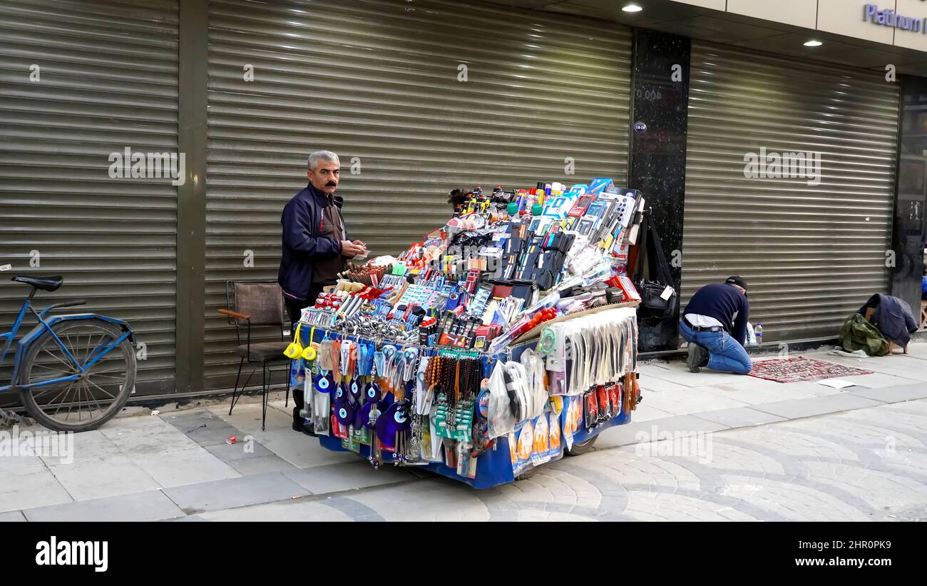 Izmir, Türkei. 21st. Februar 2022. Alltag mit zufälligem Volk aus verschiedenen kulturellen und wirtschaftlichen Ebenen im beliebtesten Stadtteil Izmir in Alsancak in der Türkei. (Foto von Idil Toffolo/Pacific Press) Quelle: Pacific Press Media Production Corp./Alamy Live News Stockfoto