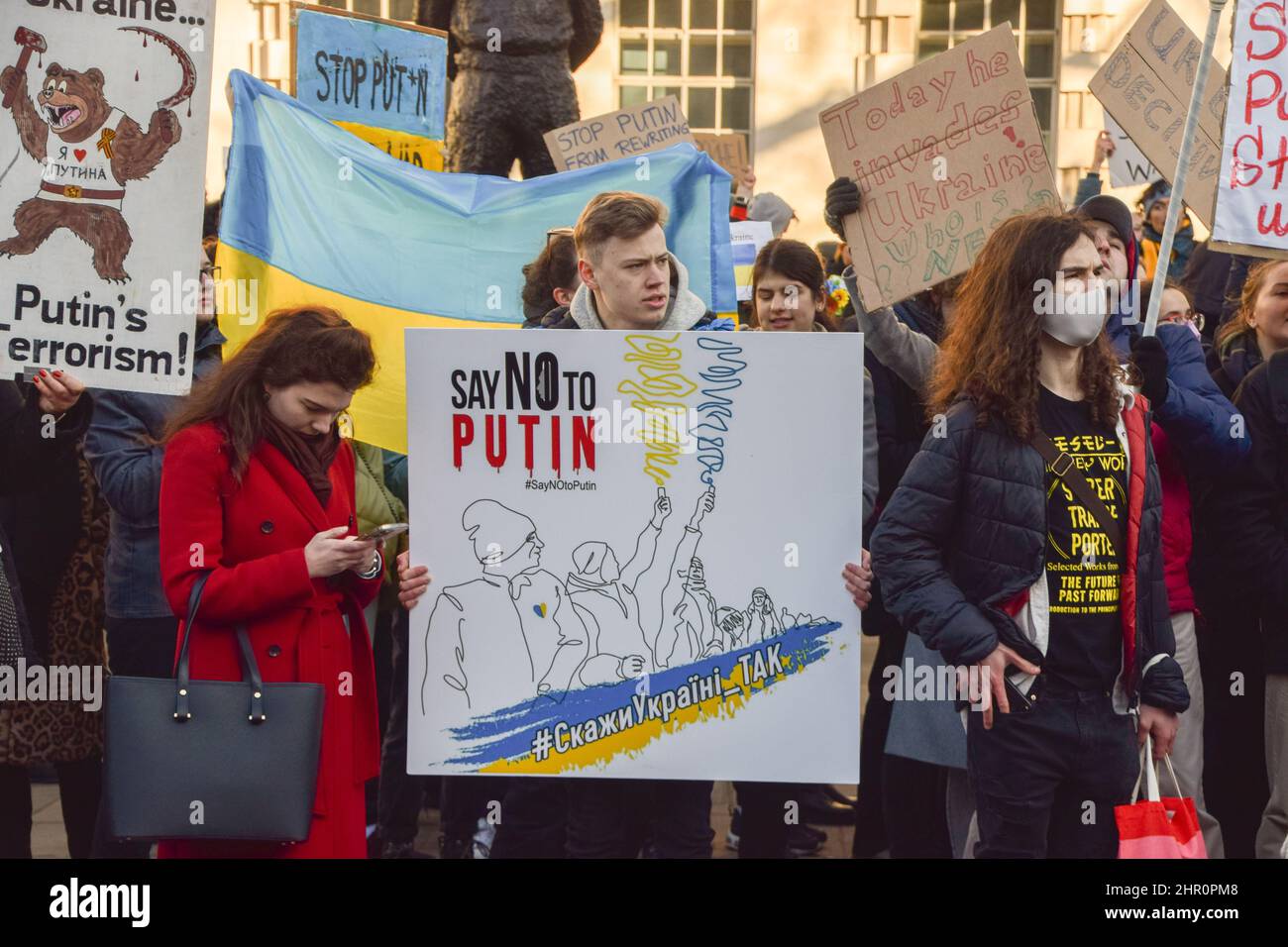 London, Großbritannien. 24th. Februar 2022. Demonstranten versammelten sich vor der Downing Street, um gegen die russische Invasion in der Ukraine zu protestieren und riefen die britische Regierung dazu auf, der Ukraine zu helfen und zusätzliche Sanktionen gegen Russland zu verhängen. Kredit: Vuk Valcic/Alamy Live Nachrichten Stockfoto