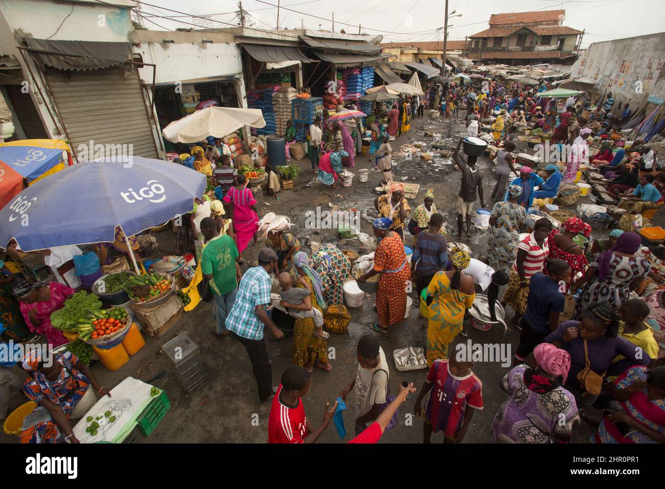 Die Bewohner von Saint Louis, Senegal, kaufen in einem geschäftigen öffentlichen Marktplatz ein. Westafrika. Stockfoto
