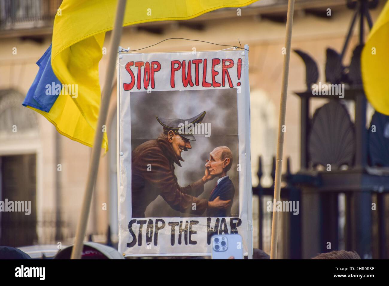 London, Großbritannien. 24th. Februar 2022. Demonstranten versammelten sich vor der Downing Street, um gegen die russische Invasion in der Ukraine zu protestieren und riefen die britische Regierung dazu auf, der Ukraine zu helfen und zusätzliche Sanktionen gegen Russland zu verhängen. Kredit: Vuk Valcic/Alamy Live Nachrichten Stockfoto
