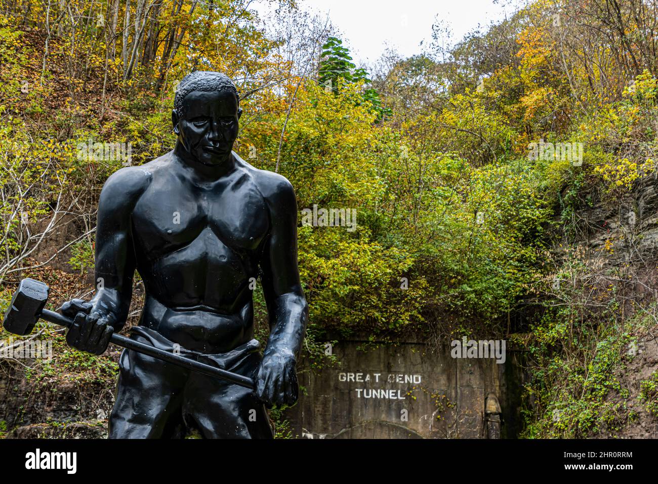 Statue von John Henry vor dem Great Bend Tunnel, John Henry Historical Park, Talcott, West Virginia, USA Stockfoto