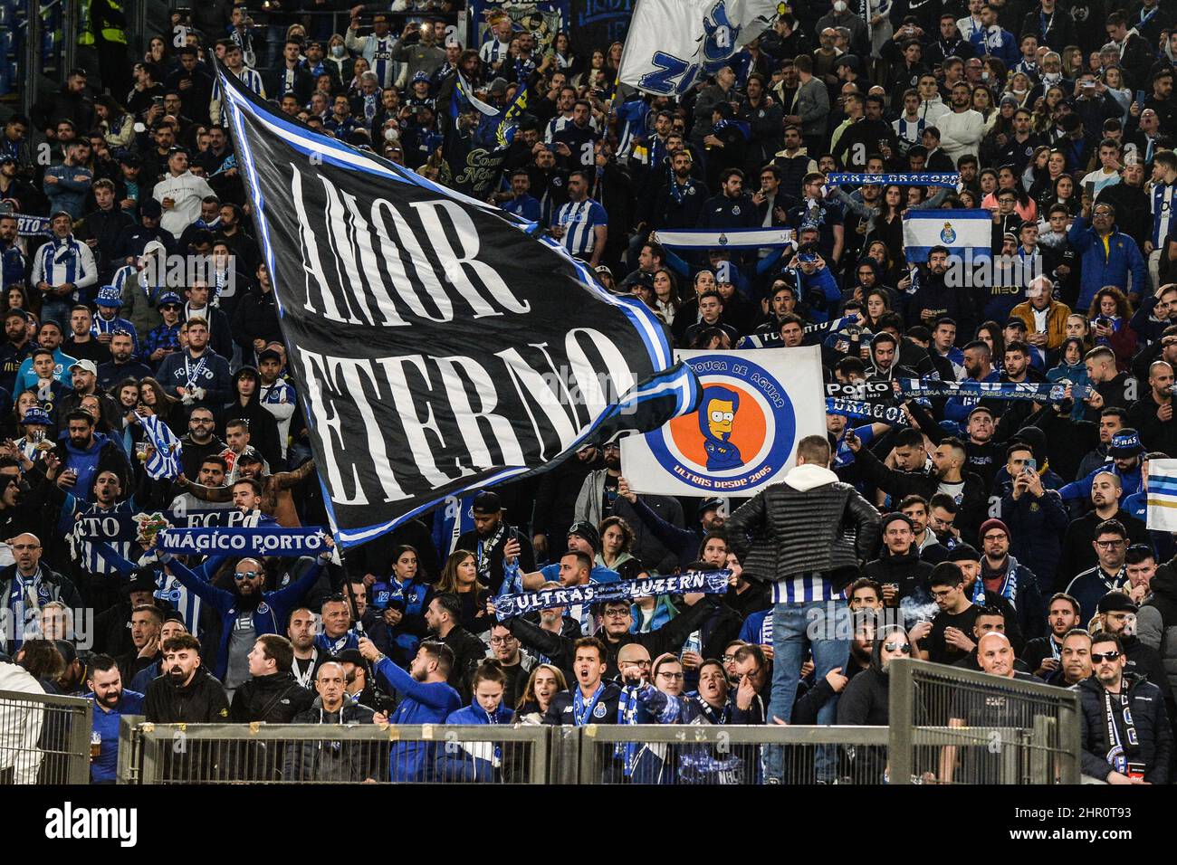 Roma, Italien. 24th. Februar 2022. Fans von Porto beim Europa League Knock-Out Play-off Fußballspiel der zweiten Etappe zwischen SS Lazio und FC Porto im Olimpico-Stadion in Rom (Italien), 24th. Februar 2021. Foto Antonietta Baldassarre/Insidefoto Kredit: Insidefoto srl/Alamy Live News Stockfoto