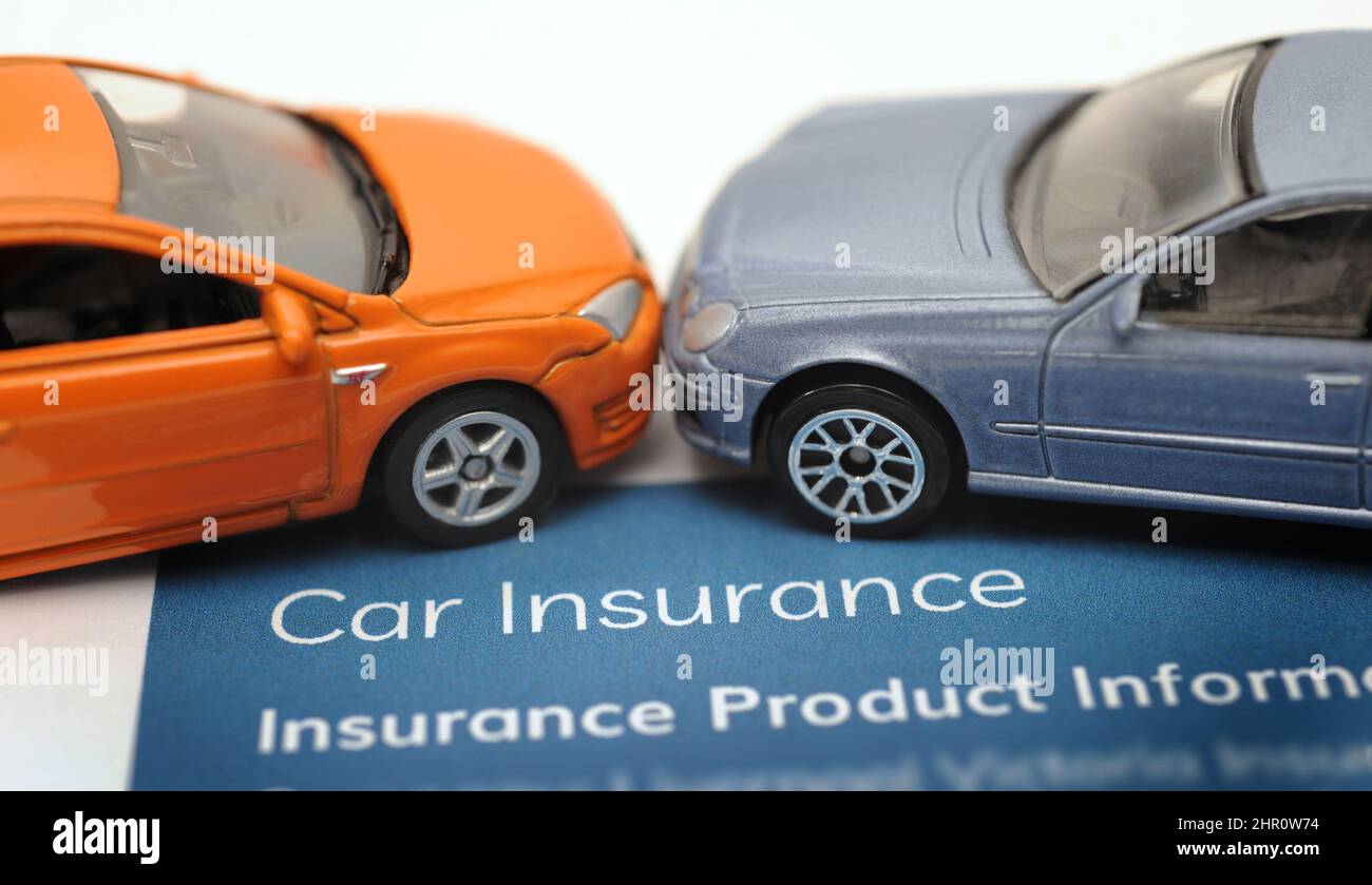 KFZ-VERSICHERUNG BRIEF MIT MODELLAUTOS WIEDER STEIGENDE PREISE PRÄMIEN FAHRER KOSTEN AUTOUNFÄLLE ETC UK Stockfoto
