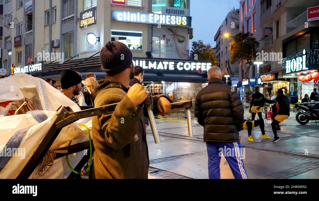 Izmir, Türkei, Türkei. 21st. Februar 2022. Alltag mit zufälligem Volk aus verschiedenen kulturellen und wirtschaftlichen Ebenen im beliebtesten Stadtteil Izmir in Alsancak in der Türkei. (Bild: © Idil Toffolo/Pacific Press via ZUMA Press Wire) Stockfoto