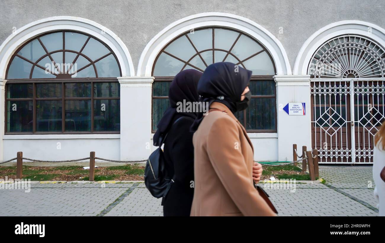 Izmir, Türkei, Türkei. 21st. Februar 2022. Alltag mit zufälligem Volk aus verschiedenen kulturellen und wirtschaftlichen Ebenen im beliebtesten Stadtteil Izmir in Alsancak in der Türkei. (Bild: © Idil Toffolo/Pacific Press via ZUMA Press Wire) Stockfoto