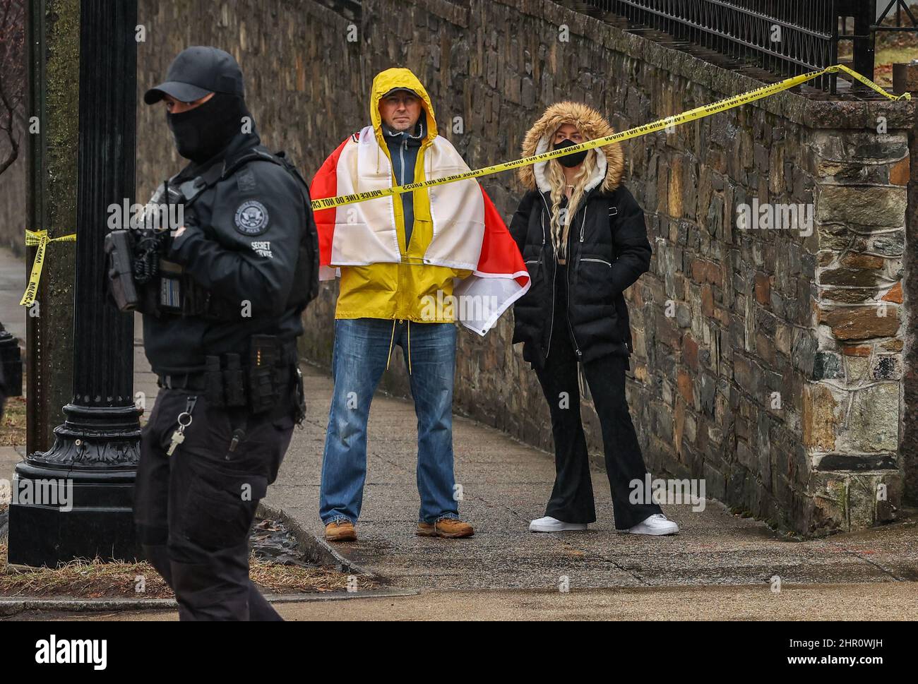 Washington, Usa. 24th. Februar 2022. Am Donnerstag, dem 24. Februar 2022, versammelten sich Demonstranten vor der russischen Botschaft, um gegen die russische Militärinvasion in die Ukraine in Washington DC zu protestieren. Russland ist heute früher in die Ukraine eingedrungen. Foto von Jemal Gräfin/UPI Credit: UPI/Alamy Live News Stockfoto