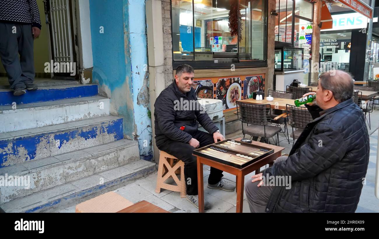 Izmir, Türkei, Türkei. 21st. Februar 2022. Alltag mit zufälligem Volk aus verschiedenen kulturellen und wirtschaftlichen Ebenen im beliebtesten Stadtteil Izmir in Alsancak in der Türkei. (Bild: © Idil Toffolo/Pacific Press via ZUMA Press Wire) Stockfoto