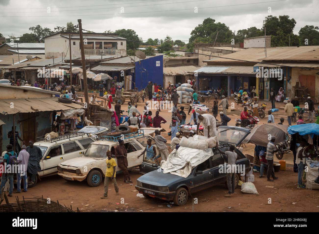 Geschäftige Stadt entlang einer Autobahn - Tanaff, Senegal, Westafrika. Stockfoto