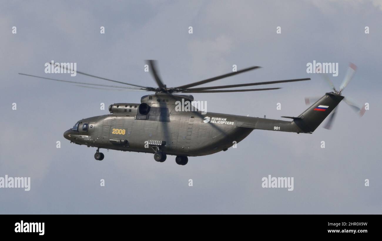 Moskau Russland 26. AUGUST 2015 Mil Mi-26 Halo sowjetischer Schwertransportshubschrauber im Flug am blauen Himmel. MIL Mi-26 Halo ist der größte und leistungsstärkste Hubschrauber der Welt. Stockfoto