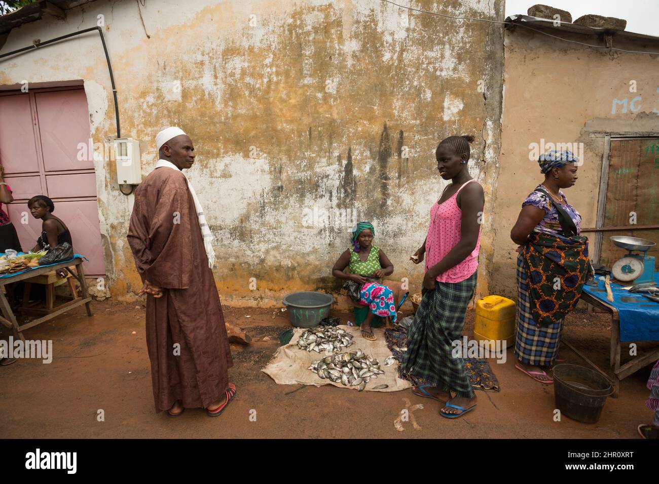 Belebter traditioneller Straßenmarkt in Tanaff, Senegal, Westafrika. Stockfoto